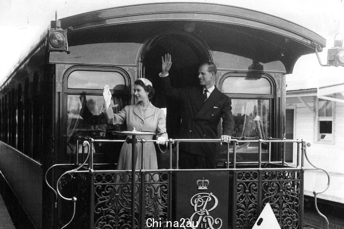 1954年，英国女王伊丽莎白二世和爱丁堡公爵乘火车游览新南威尔士州。