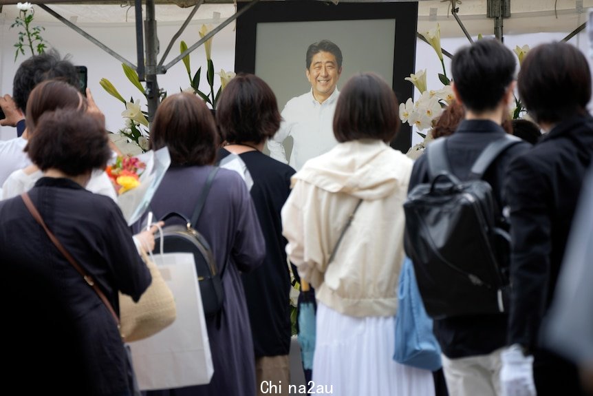 安倍晋三此前葬礼前，人们排队给这位日本前首相献花，表达哀思。