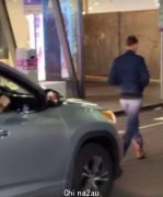 男子在墨市CBD走路慢被骂，路人一把推开：没听到汽车哔哔声？（组图）