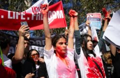 22岁女孩之死引发全球抗议，墨尔本联邦广场上千人声援（组图）