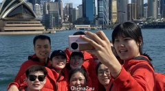 享受假期！中国女篮球员在澳洲游玩，悉尼歌剧院前合影留念，姚明太抢镜了（组图）
