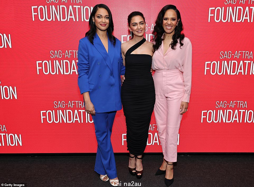 时尚三人组:Cynthia、Nazanin 和 Sara 在拍摄时对着镜头露出灿烂的笑容快速合影” class=