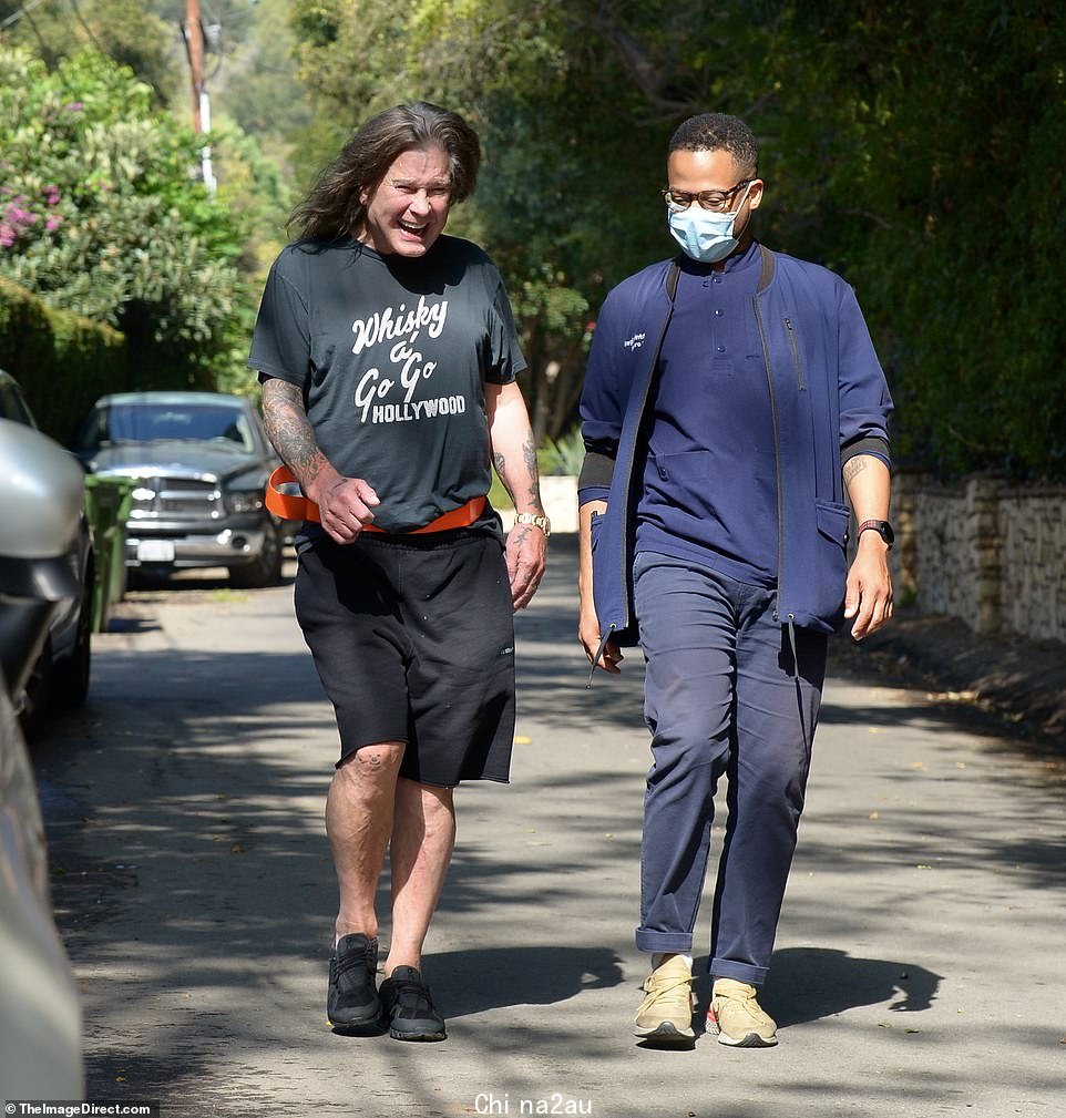 Osbourne 轻笑着享受洛杉矶的秋天天气