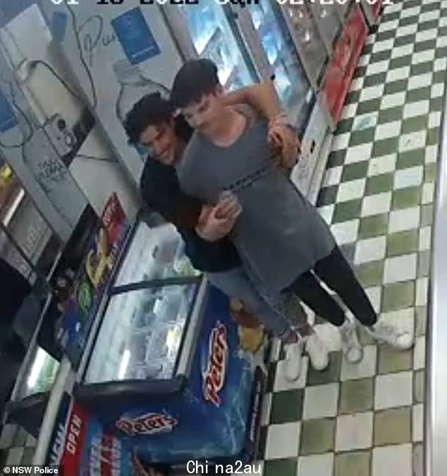 警方相信这对(如图)于上午 219 点离开商店的人可以协助调查。