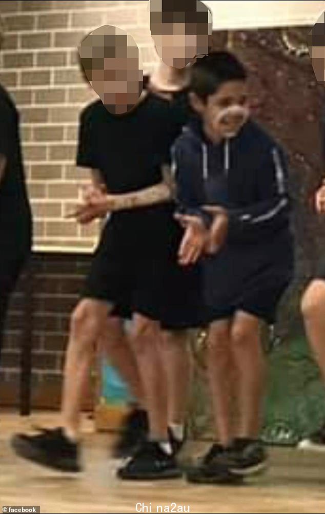 韦恩(右)的微笑“照亮了一个房间”,但即使是他的家人也对这位 12 岁的孩子发生了什么导致他在周二早些时候死亡的可怕伤害感到困惑