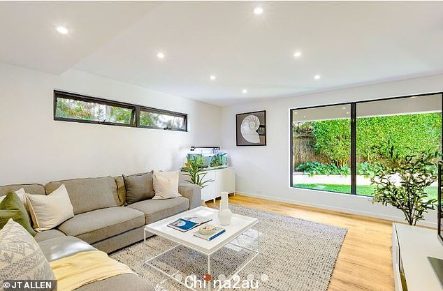 Clovelly 住宅拥有两层露天风格的生活空间和开放式设计,营造出明亮通风的氛围。 (图为楼下休息室)