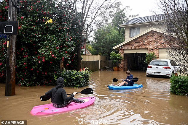 2022 年是悉尼有记录以来最潮湿的一年(如图,悉尼北部 Yarramalong 的居民在洪水中划独木舟)