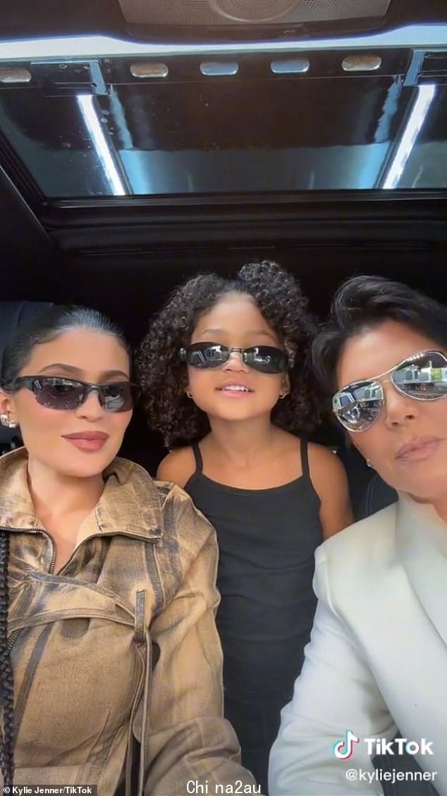 Hilarious: Kylie Jenner 和女儿 Stormi 通过合作 TikTok 视频展示了他们的喜剧技巧