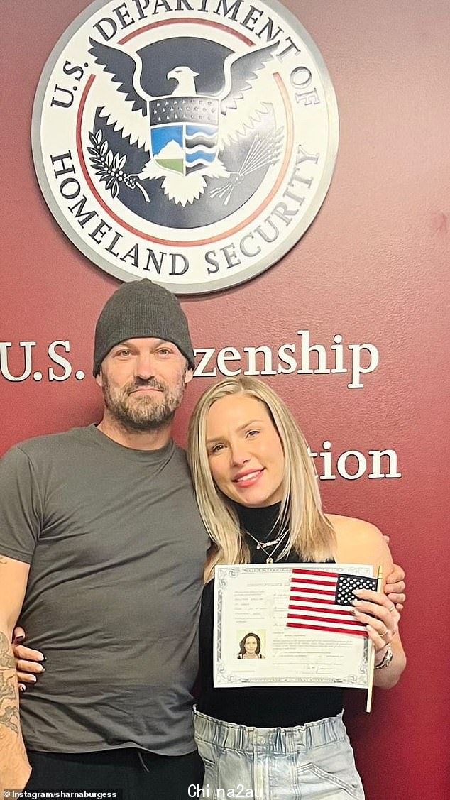 Sharna Burgess 正式成为美利坚合众国公民,在过去 12 年里称这个国家为她的家