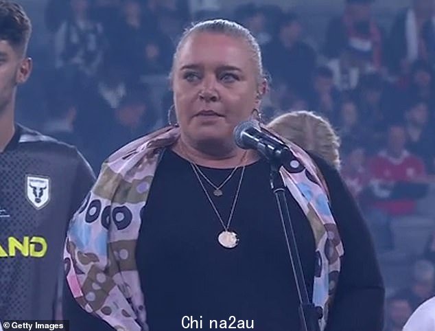 在艾琳·威尔金斯 (Erin Wilkins) 表演的欢迎来到国家 (Welcome to Country) 期间,曼联的支持者也被指控发出嘘声,她显然感到震惊
