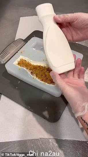 Tigga 然后将白巧克力倒入模具中制作外层,一旦凝固,将海绵蛋糕和糖霜填满