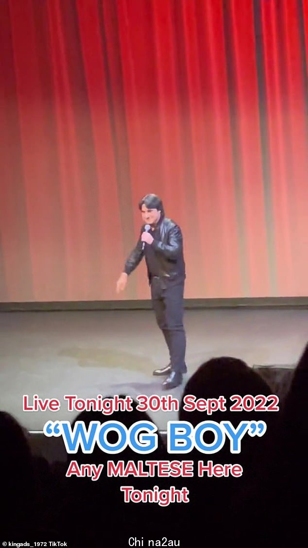 这位 59 岁的喜剧演员在电影放映前用一些低俗的笑话娱乐了人群半小时