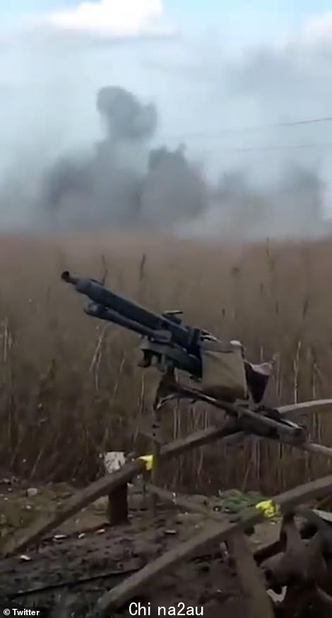 一辆带有似乎是二战 MG-42 的越野车屋顶