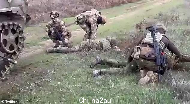 这段镜头是在赫尔松拍摄的,wh经过数月的艰苦战斗,乌克兰军队在最近几天取得了快速进展