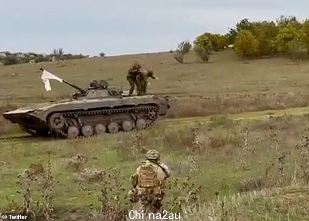 惊人的镜头有透露俄罗斯 BMP-2 战车的机组人员在该国南部向乌克兰军队投降