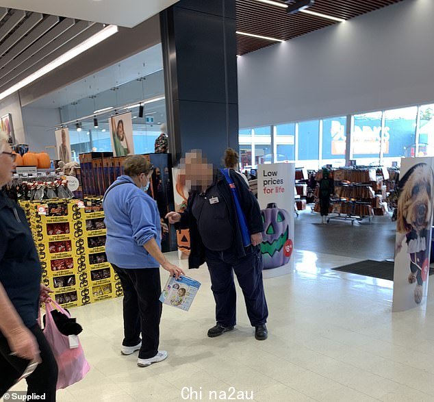 一名 Kmart 员工阻止她离开商店查看收据后,向她做手势