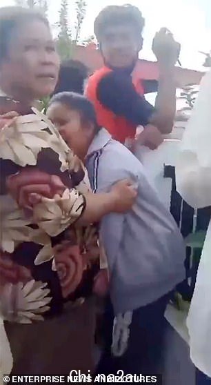 悲痛的亲人在听到泰国数十人被杀的残酷杀戮的消息后哭泣