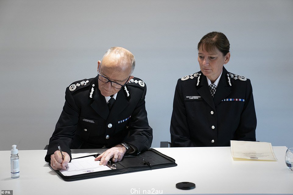 马克·罗利爵士（左）和副专员Lynne Owens 在伦敦新苏格兰场签署了授权登记簿，马克爵士在那里开始担任大都会警察局长