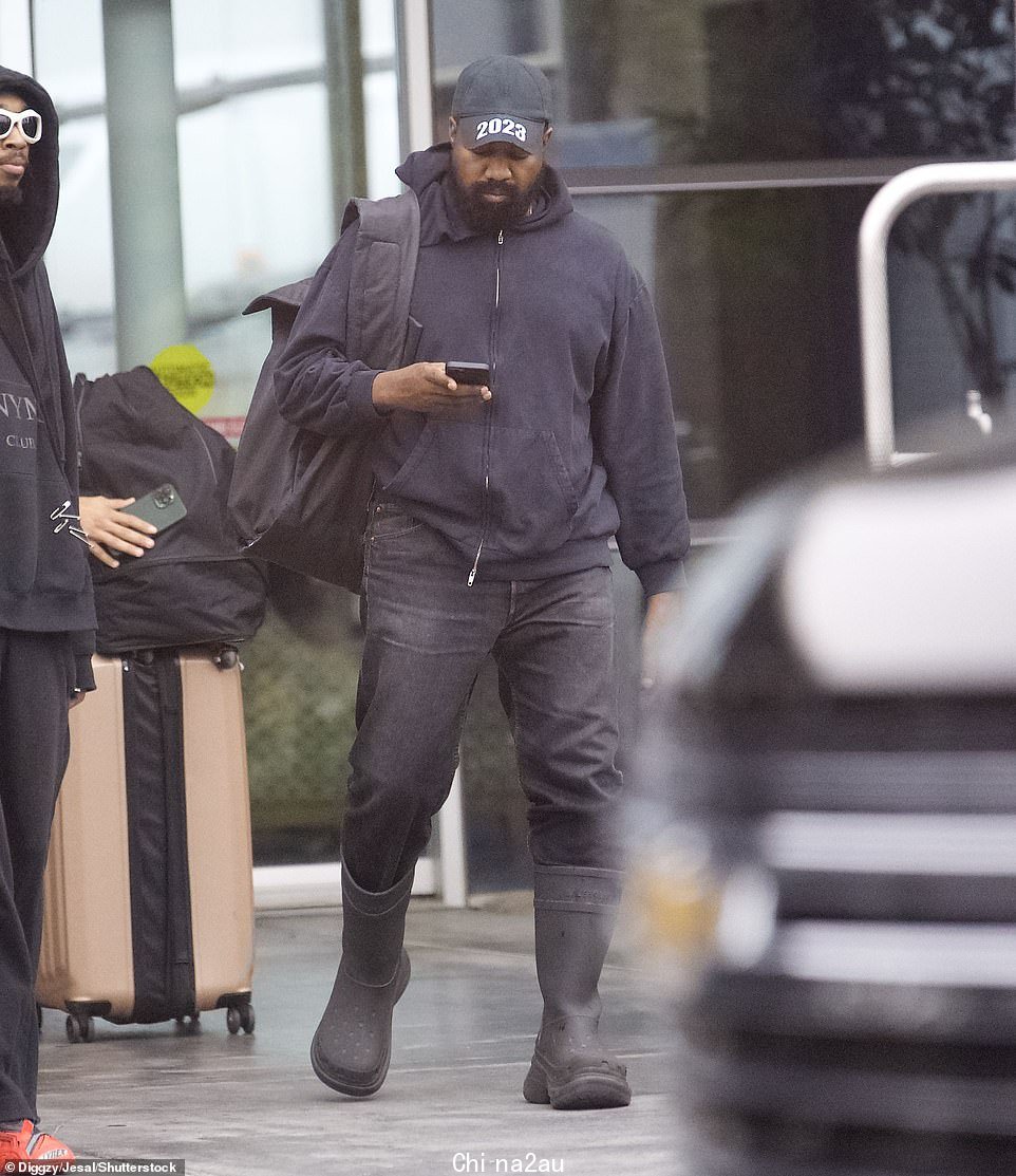 A 模式:Kanye 与欧文斯等右翼人物以及前总统唐纳德特朗普结盟,经常在公共场合戴着 Make America Great Again 棒球帽。韦斯特在 2018 年 5 月接受关于他对特朗普的支持的采访时说:“种族主义对我来说不是交易破坏者。如果是这样的话,我就不会住在美国了'” class=