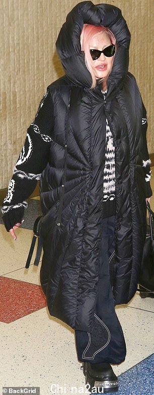 Swanking about: 这位 64 岁的女士即使穿着飞机造型也表现出对高级时装的热爱,在两个巨大的 Balenciaga 平台上漫步穿过航站楼