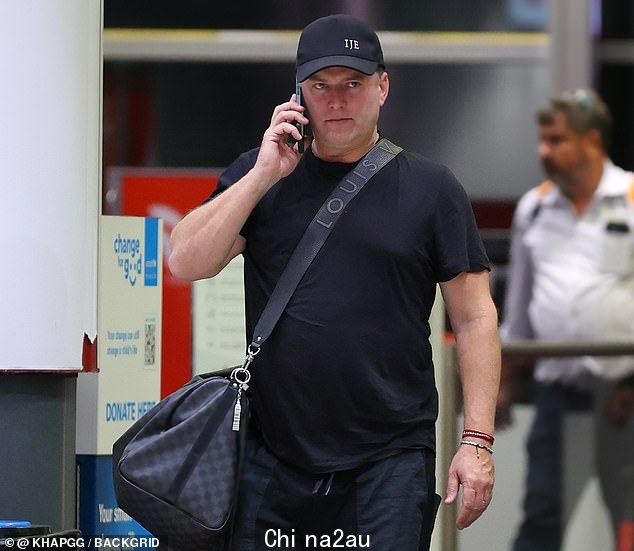 Stefanovic 从英国回来后在悉尼机场拍摄了他正在报道女王葬礼的照片