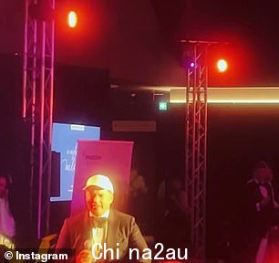Stefanovic 试图鼓励其他人加入他的舞池