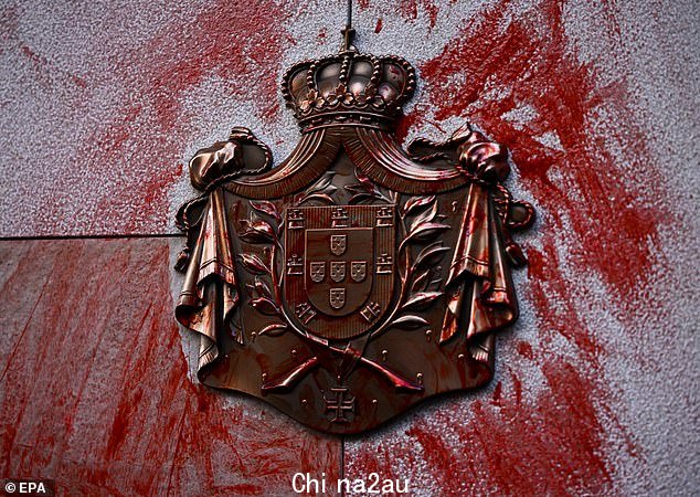 墨尔本的反君主制抗议者用假血覆盖了葡萄牙国徽,而不是英国国徽(如图,葡萄牙国徽被血覆盖)