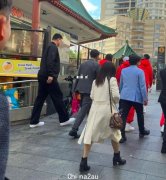 姚明带中国女篮悉尼唐人街就餐：一个人走在最后，一身运动装太低调（组图）