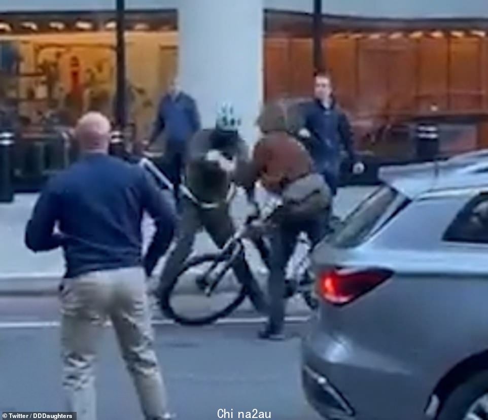 在三名受害者被刺之前,可以看到其中一名嫌疑人与一名路人搏斗
