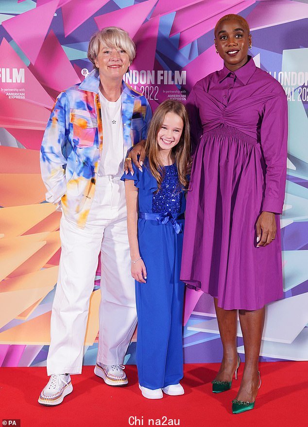 三个公司:(L-R) Dame Emma Thompson、Alisha Weir 和 Lashana Lynch 在为 Roald Dahl 的 Ma 拍照tilda: The Musical at the Mayfair Hotel in London