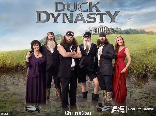Throwback!这位 76 岁的猎人和他的家人凭借他们的 A&E 热门真人秀 Duck Dynasty 享誉全球,该节目在 2012-2017 年播出了 11 季