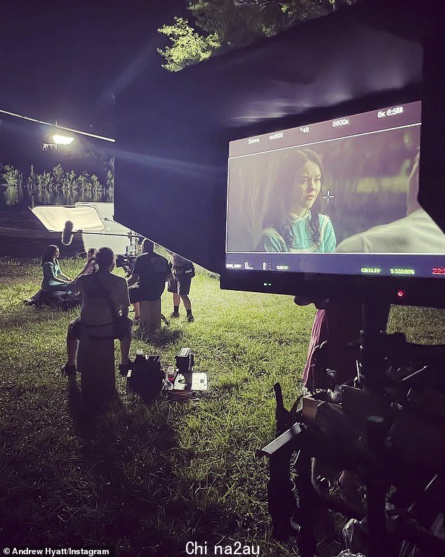 BTS: The Lake 明星 Brielle Robillard(5 月 9 日拍摄) - 24 岁 - 扮演 Younge r 凯小姐,而 11 岁的 Scarlett Abinante 扮演 12 岁版本的女族长