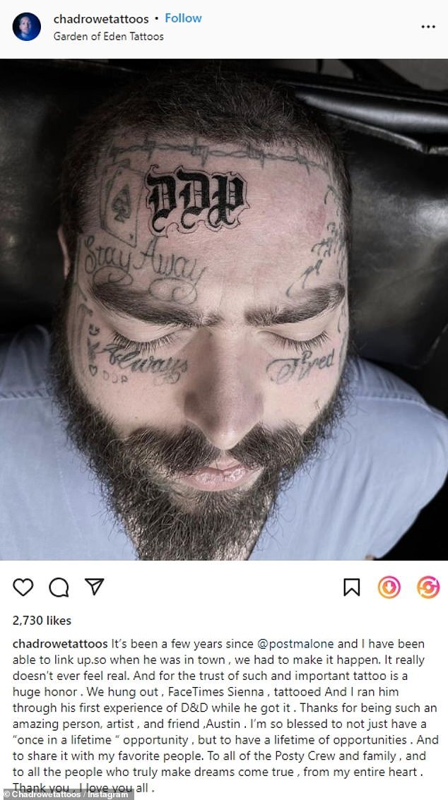  “我爱你们所有人”：纹身艺术家 Chad Rowe 透露他已经在 Post Malone 的额头上使用了新墨水：“DDP”，TMZ 报道称这是他女儿的首字母“class=