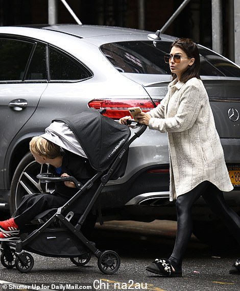 Hilaria Baldwin 和她的一个孩子今天合照