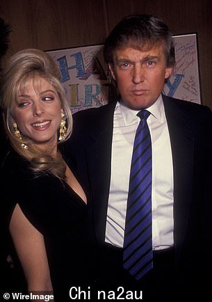 Ivana 在她的《Raising Trump》一书中透露,当她遇到 Maples 时,她意识到她的婚姻即将走到尽头。“这位年轻的金发女郎突然走近我说:“我我是玛拉,我爱你的丈夫。是吗?”她回忆说“class=