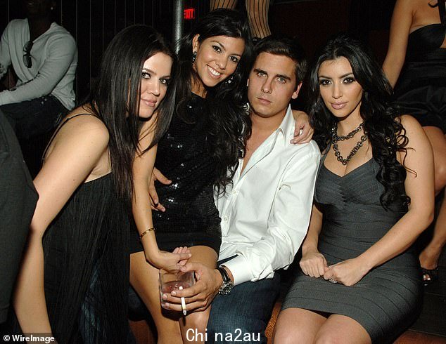 她的样子:2007 年与 Scott Disick 以及 Khloe 和 Kim Kardashian 一起