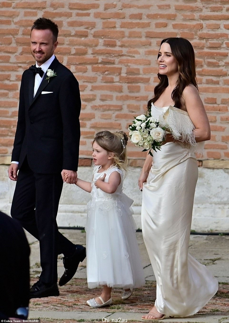 Sweet：有人看到 Aaron Paul 和他的 dau 手拉手走路周三，索菲亚·布什在威尼斯参加了他们朋友的婚礼，他们的故事更精彩。” class=