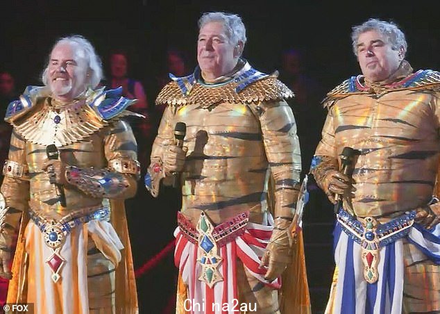 TV 兄弟:在 The Brady Bunch 中扮演兄弟的 Mike Lookinland、Barry Williams 和 Christopher Knight 在周三的福克斯蒙面歌手一集中被投票否决