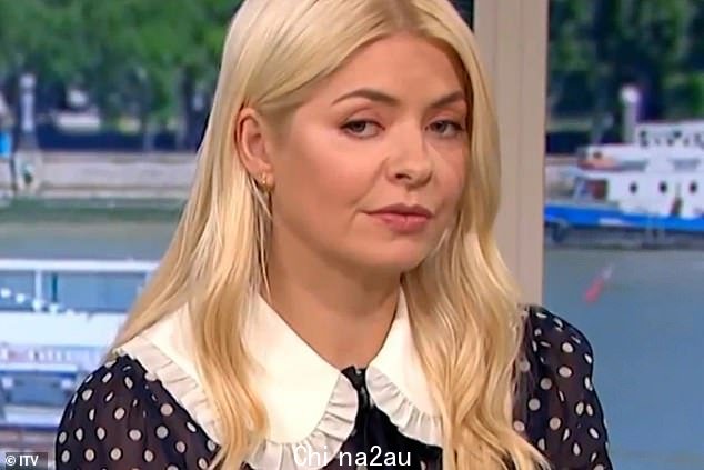 Unimpressed: Holly Willoughby 周二让今早的观众感到惊讶,当时她被发现在共同主持人 Phillip Schofield 与她交谈后做鬼脸