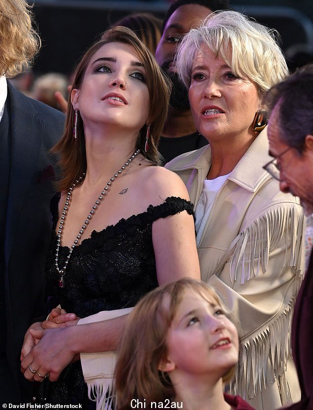 Family: Emma Thompson 与她 22 岁的女儿 Gaia 和丈夫 Greg Wise 一起参加了周三在伦敦皇家节日音乐厅举行的 Matila 音乐剧首映式