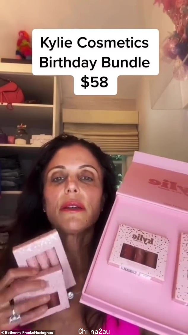 '姑娘别这样,不值得!' Bethenny 从她的视频评论开始。 '这是凯莉的生日公关包,里面有与这些相同的两种产品。这是 58 美元,这是 175 美元。我很困惑!'