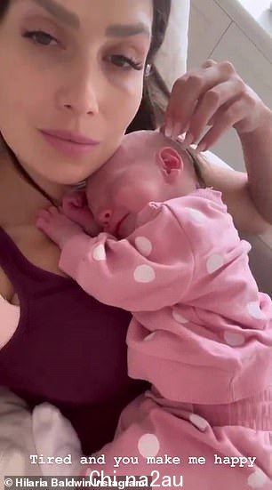 下午,Hilaria 分享了自己用长凝胶美甲抚摸 Ilaria 头部的视频