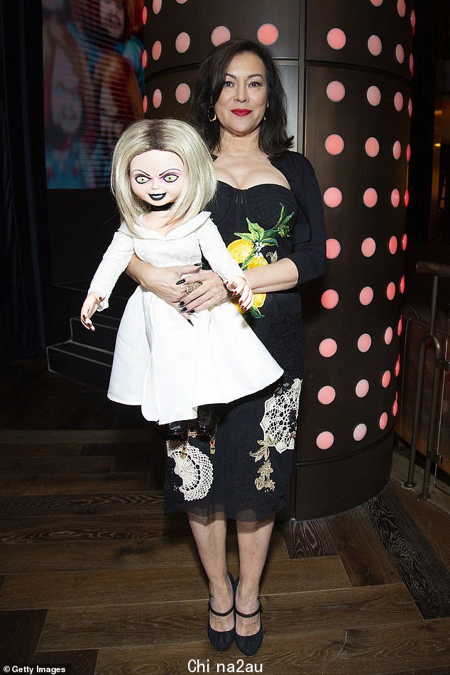 红地毯准备好了:Jennifer Tilly 在庆祝她的热门 Syfy 系列 Chucky 的第二季首映时满面笑容