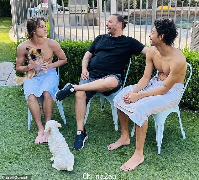 说出来:Jayden(最左边)在电视采访中与 Kevin Federline(中)和他的另一个儿子 Kaleb(最右边)聊天