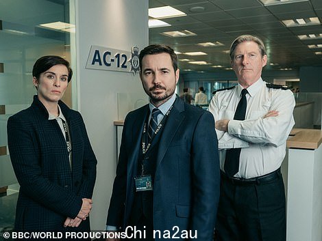 Martin 饰演 DI Steve Arnott 在 Line of Duty,与联合主演 Vicky McClure(左)和 Adrian Dunbar(右)