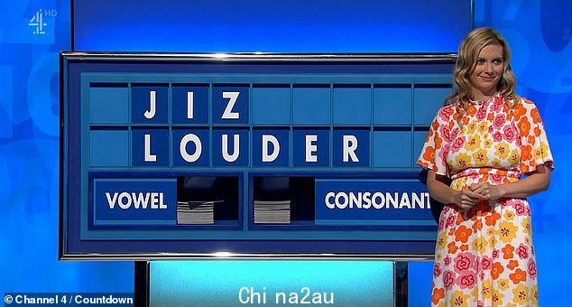 X-rated:元音和 con 的混合在黑板上重新排列了发音以拼写“Jiz Louder”,主持人注意到并对着镜头傻笑