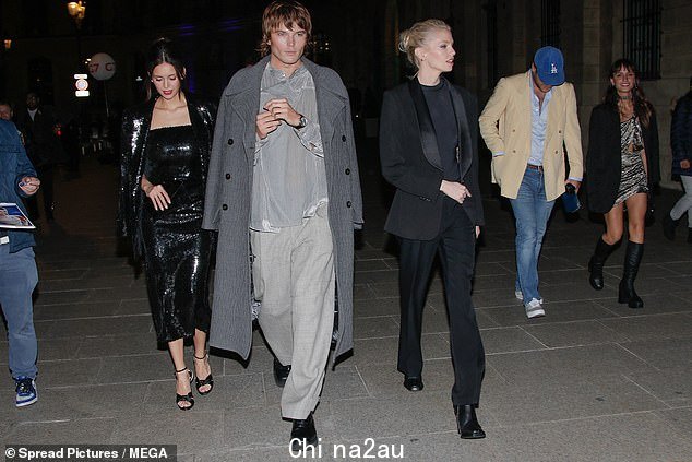 Let's go: (L-R) Nina Dobrev、Jordan Barrett 和 Stella Maxwell 在那天晚上晚些时候离开了派对