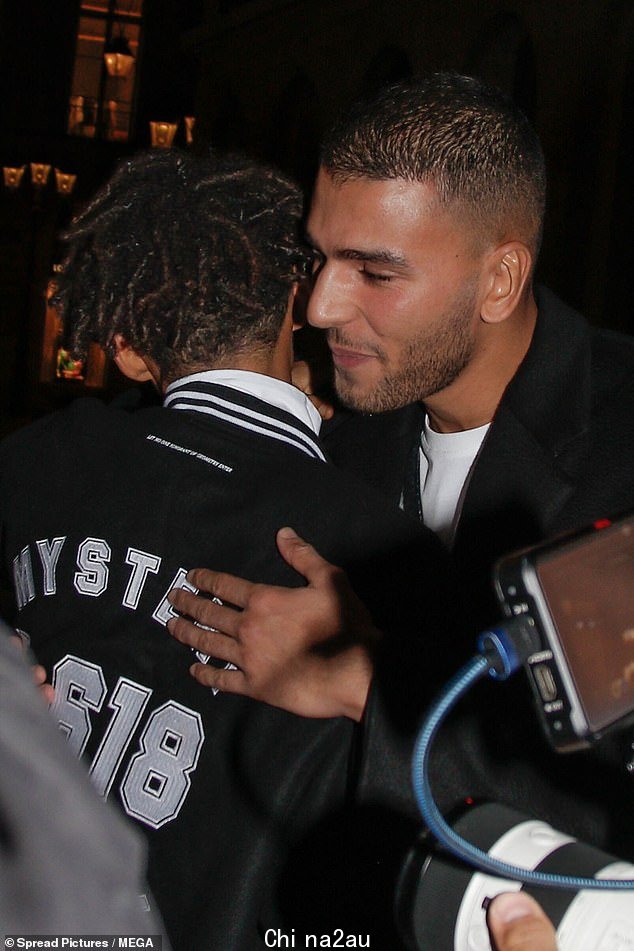 想在这里见到你:看到史密斯与模特 Bendjima、电视名人 Kourtney Kardashian 的前男友擦肩而过