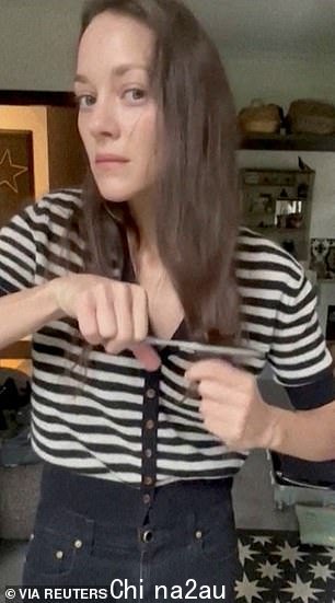 女演员玛丽昂歌迪亚剪掉头发,作为伊朗妇女 Mahsa Amini 去世后抗议的一部分
