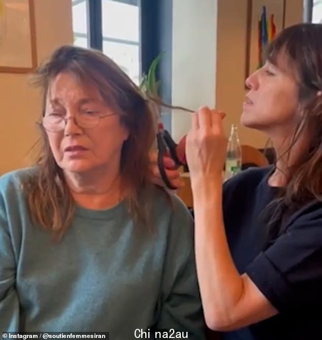 英法女演员兼歌手 Charlotte Gainsbourg(右)正在为她的母亲、歌手 Jane Birkin 剪头发